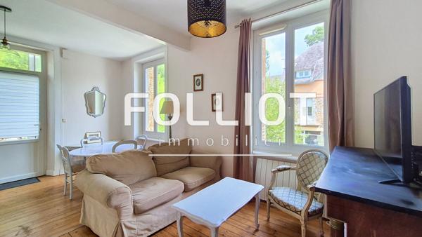 A vendre Saint Jean le Thomas Immeuble avec local commercial, deux appartements, jardin et garage