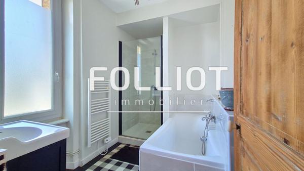 A vendre Saint Jean le Thomas Immeuble avec local commercial, deux appartements, jardin et garage