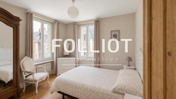 A vendre Saint Jean le Thomas Immeuble avec local commercial, deux appartements, jardin et garage