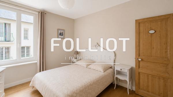 A vendre Saint Jean le Thomas Immeuble avec local commercial, deux appartements, jardin et garage