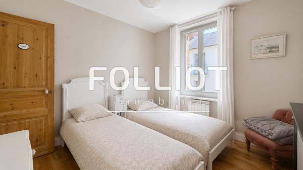 A vendre Saint Jean le Thomas Immeuble avec local commercial, deux appartements, jardin et garage