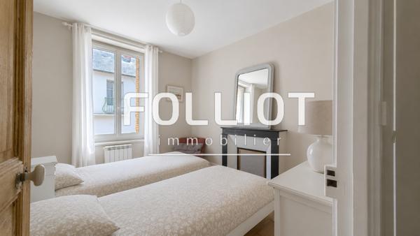 A vendre Saint Jean le Thomas Immeuble avec local commercial, deux appartements, jardin et garage