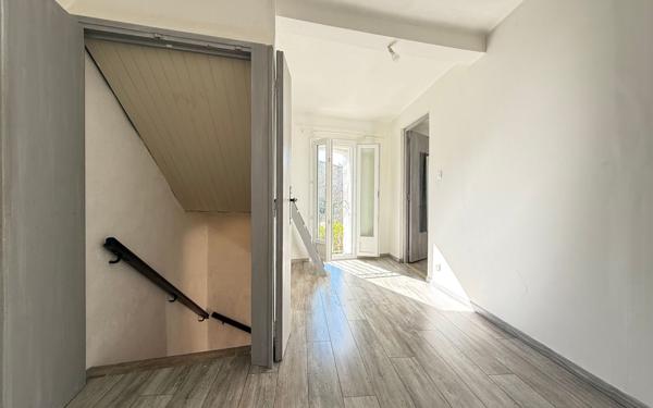 Maison à vendre    3 pièces • 66 m2 Eyguières