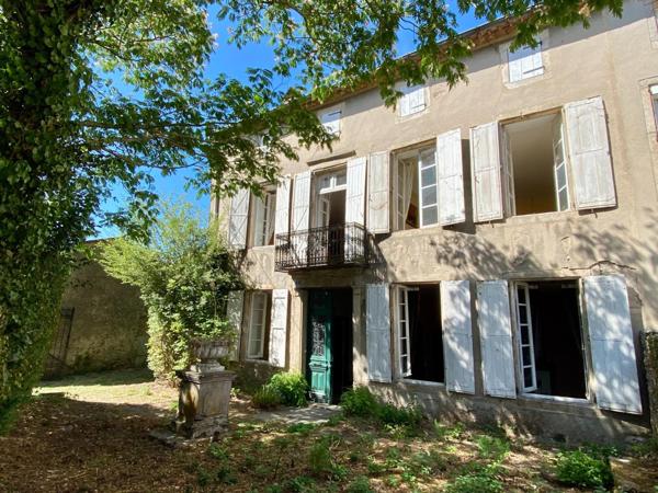 maison familiale avec grand terrain, garage et dépendance