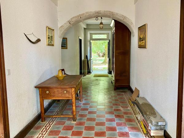 maison familiale avec grand terrain, garage et dépendance