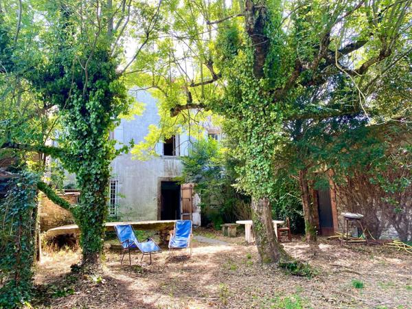 maison familiale avec grand terrain, garage et dépendance