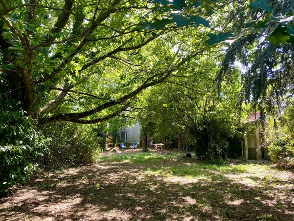 maison familiale avec grand terrain, garage et dépendance