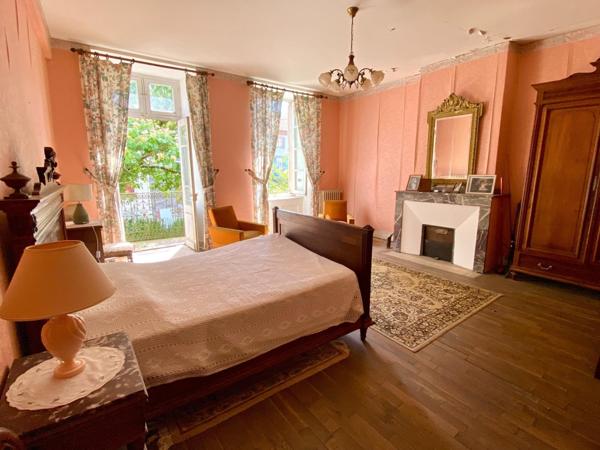 maison familiale avec grand terrain, garage et dépendance