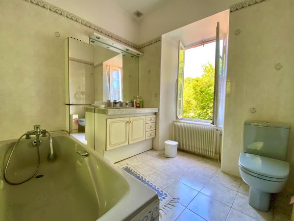 maison familiale avec grand terrain, garage et dépendance