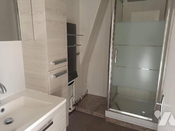 Dans un ensemble immobilier situé entre le centre ville et la gare de Combourg :
Appartement tr...