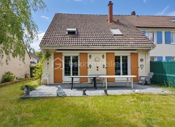 Laissez-vous séduire par cette agréable maison familiale de 110 m² Carrez (137 m² au sol), parfaitement entretenue, offrant de beaux volumes et une atmosphère chaleureuse, le tout sur une parcelle de 348 m².

Dès l’entrée, vous découvrirez un espace de vie lumineux et convivial comprenant un salon / salle à manger ouvert sur une belle terrasse de 30 m² équipée d’un store banne motorisé, idéale pour profiter des beaux jours en famille ou entre amis. La cuisine équipée et aménagée, fonctionnelle et moderne, complète parfaitement cet espace de vie. Un bureau ainsi qu’un WC séparé viennent compléter le rez-de-chaussée.

À l’étage, l’espace nuit propose 2 belles chambres, un dressing, une chambre enfant et une salle de bain pensée pour le confort de toute la famille.

Le dernier niveau accueille une grande pièce avec salle de douche, offrant de multiples possibilités : suite parentale, espace adolescent, salle de jeux ou télétravail au calme.

Le sous-sol total constitue un véritable atout avec garage, atelier et pièce de stockage, parfait pour les bricoleurs ou pour bénéficier d’importants espaces de rangement.

Les prestations assurent confort et sérénité au quotidien : chaudière gaz de ville, fenêtres PVC double vitrage, volets électriques et DPE classé D.

À proximité des commodités, l’école se situe à seulement 600 m et le collège à 800 m, un emplacement idéal pour une vie de famille sereine au quotidien. Une maison où il fait bon vivre, idéale pour une famille à la recherche d’espace, de confort et de praticité.
