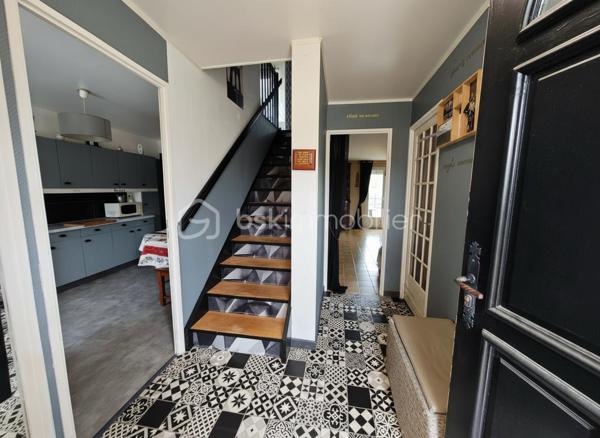 Laissez-vous séduire par cette agréable maison familiale de 110 m² Carrez (137 m² au sol), parfaitement entretenue, offrant de beaux volumes et une atmosphère chaleureuse, le tout sur une parcelle de 348 m².

Dès l’entrée, vous découvrirez un espace de vie lumineux et convivial comprenant un salon / salle à manger ouvert sur une belle terrasse de 30 m² équipée d’un store banne motorisé, idéale pour profiter des beaux jours en famille ou entre amis. La cuisine équipée et aménagée, fonctionnelle et moderne, complète parfaitement cet espace de vie. Un bureau ainsi qu’un WC séparé viennent compléter le rez-de-chaussée.

À l’étage, l’espace nuit propose 2 belles chambres, un dressing, une chambre enfant et une salle de bain pensée pour le confort de toute la famille.

Le dernier niveau accueille une grande pièce avec salle de douche, offrant de multiples possibilités : suite parentale, espace adolescent, salle de jeux ou télétravail au calme.

Le sous-sol total constitue un véritable atout avec garage, atelier et pièce de stockage, parfait pour les bricoleurs ou pour bénéficier d’importants espaces de rangement.

Les prestations assurent confort et sérénité au quotidien : chaudière gaz de ville, fenêtres PVC double vitrage, volets électriques et DPE classé D.

À proximité des commodités, l’école se situe à seulement 600 m et le collège à 800 m, un emplacement idéal pour une vie de famille sereine au quotidien. Une maison où il fait bon vivre, idéale pour une famille à la recherche d’espace, de confort et de praticité.