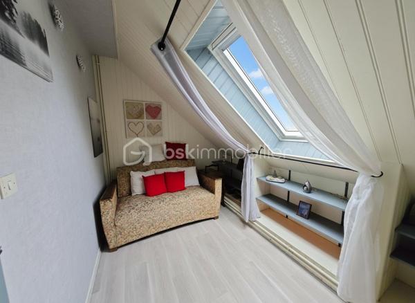 Laissez-vous séduire par cette agréable maison familiale de 110 m² Carrez (137 m² au sol), parfaitement entretenue, offrant de beaux volumes et une atmosphère chaleureuse, le tout sur une parcelle de 348 m².

Dès l’entrée, vous découvrirez un espace de vie lumineux et convivial comprenant un salon / salle à manger ouvert sur une belle terrasse de 30 m² équipée d’un store banne motorisé, idéale pour profiter des beaux jours en famille ou entre amis. La cuisine équipée et aménagée, fonctionnelle et moderne, complète parfaitement cet espace de vie. Un bureau ainsi qu’un WC séparé viennent compléter le rez-de-chaussée.

À l’étage, l’espace nuit propose 2 belles chambres, un dressing, une chambre enfant et une salle de bain pensée pour le confort de toute la famille.

Le dernier niveau accueille une grande pièce avec salle de douche, offrant de multiples possibilités : suite parentale, espace adolescent, salle de jeux ou télétravail au calme.

Le sous-sol total constitue un véritable atout avec garage, atelier et pièce de stockage, parfait pour les bricoleurs ou pour bénéficier d’importants espaces de rangement.

Les prestations assurent confort et sérénité au quotidien : chaudière gaz de ville, fenêtres PVC double vitrage, volets électriques et DPE classé D.

À proximité des commodités, l’école se situe à seulement 600 m et le collège à 800 m, un emplacement idéal pour une vie de famille sereine au quotidien. Une maison où il fait bon vivre, idéale pour une famille à la recherche d’espace, de confort et de praticité.