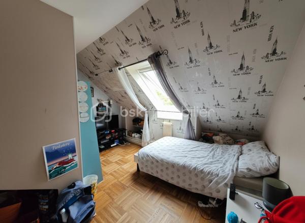 Laissez-vous séduire par cette agréable maison familiale de 110 m² Carrez (137 m² au sol), parfaitement entretenue, offrant de beaux volumes et une atmosphère chaleureuse, le tout sur une parcelle de 348 m².

Dès l’entrée, vous découvrirez un espace de vie lumineux et convivial comprenant un salon / salle à manger ouvert sur une belle terrasse de 30 m² équipée d’un store banne motorisé, idéale pour profiter des beaux jours en famille ou entre amis. La cuisine équipée et aménagée, fonctionnelle et moderne, complète parfaitement cet espace de vie. Un bureau ainsi qu’un WC séparé viennent compléter le rez-de-chaussée.

À l’étage, l’espace nuit propose 2 belles chambres, un dressing, une chambre enfant et une salle de bain pensée pour le confort de toute la famille.

Le dernier niveau accueille une grande pièce avec salle de douche, offrant de multiples possibilités : suite parentale, espace adolescent, salle de jeux ou télétravail au calme.

Le sous-sol total constitue un véritable atout avec garage, atelier et pièce de stockage, parfait pour les bricoleurs ou pour bénéficier d’importants espaces de rangement.

Les prestations assurent confort et sérénité au quotidien : chaudière gaz de ville, fenêtres PVC double vitrage, volets électriques et DPE classé D.

À proximité des commodités, l’école se situe à seulement 600 m et le collège à 800 m, un emplacement idéal pour une vie de famille sereine au quotidien. Une maison où il fait bon vivre, idéale pour une famille à la recherche d’espace, de confort et de praticité.