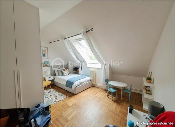 Laissez-vous séduire par cette agréable maison familiale de 110 m² Carrez (137 m² au sol), parfaitement entretenue, offrant de beaux volumes et une atmosphère chaleureuse, le tout sur une parcelle de 348 m².

Dès l’entrée, vous découvrirez un espace de vie lumineux et convivial comprenant un salon / salle à manger ouvert sur une belle terrasse de 30 m² équipée d’un store banne motorisé, idéale pour profiter des beaux jours en famille ou entre amis. La cuisine équipée et aménagée, fonctionnelle et moderne, complète parfaitement cet espace de vie. Un bureau ainsi qu’un WC séparé viennent compléter le rez-de-chaussée.

À l’étage, l’espace nuit propose 2 belles chambres, un dressing, une chambre enfant et une salle de bain pensée pour le confort de toute la famille.

Le dernier niveau accueille une grande pièce avec salle de douche, offrant de multiples possibilités : suite parentale, espace adolescent, salle de jeux ou télétravail au calme.

Le sous-sol total constitue un véritable atout avec garage, atelier et pièce de stockage, parfait pour les bricoleurs ou pour bénéficier d’importants espaces de rangement.

Les prestations assurent confort et sérénité au quotidien : chaudière gaz de ville, fenêtres PVC double vitrage, volets électriques et DPE classé D.

À proximité des commodités, l’école se situe à seulement 600 m et le collège à 800 m, un emplacement idéal pour une vie de famille sereine au quotidien. Une maison où il fait bon vivre, idéale pour une famille à la recherche d’espace, de confort et de praticité.