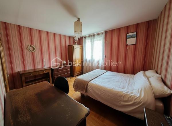 Laissez-vous séduire par cette agréable maison familiale de 110 m² Carrez (137 m² au sol), parfaitement entretenue, offrant de beaux volumes et une atmosphère chaleureuse, le tout sur une parcelle de 348 m².

Dès l’entrée, vous découvrirez un espace de vie lumineux et convivial comprenant un salon / salle à manger ouvert sur une belle terrasse de 30 m² équipée d’un store banne motorisé, idéale pour profiter des beaux jours en famille ou entre amis. La cuisine équipée et aménagée, fonctionnelle et moderne, complète parfaitement cet espace de vie. Un bureau ainsi qu’un WC séparé viennent compléter le rez-de-chaussée.

À l’étage, l’espace nuit propose 2 belles chambres, un dressing, une chambre enfant et une salle de bain pensée pour le confort de toute la famille.

Le dernier niveau accueille une grande pièce avec salle de douche, offrant de multiples possibilités : suite parentale, espace adolescent, salle de jeux ou télétravail au calme.

Le sous-sol total constitue un véritable atout avec garage, atelier et pièce de stockage, parfait pour les bricoleurs ou pour bénéficier d’importants espaces de rangement.

Les prestations assurent confort et sérénité au quotidien : chaudière gaz de ville, fenêtres PVC double vitrage, volets électriques et DPE classé D.

À proximité des commodités, l’école se situe à seulement 600 m et le collège à 800 m, un emplacement idéal pour une vie de famille sereine au quotidien. Une maison où il fait bon vivre, idéale pour une famille à la recherche d’espace, de confort et de praticité.