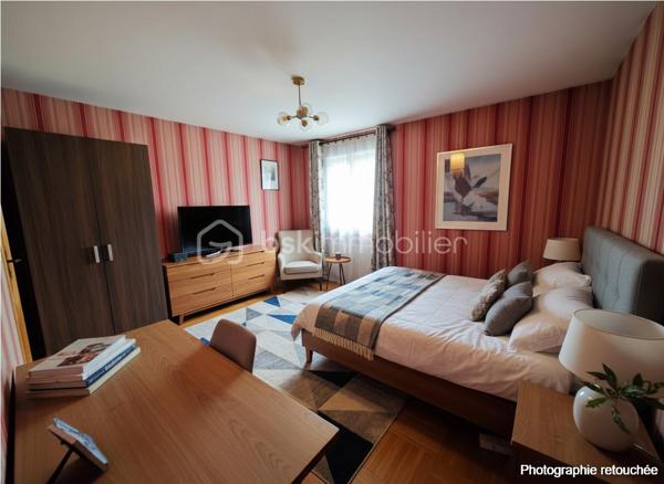 Laissez-vous séduire par cette agréable maison familiale de 110 m² Carrez (137 m² au sol), parfaitement entretenue, offrant de beaux volumes et une atmosphère chaleureuse, le tout sur une parcelle de 348 m².

Dès l’entrée, vous découvrirez un espace de vie lumineux et convivial comprenant un salon / salle à manger ouvert sur une belle terrasse de 30 m² équipée d’un store banne motorisé, idéale pour profiter des beaux jours en famille ou entre amis. La cuisine équipée et aménagée, fonctionnelle et moderne, complète parfaitement cet espace de vie. Un bureau ainsi qu’un WC séparé viennent compléter le rez-de-chaussée.

À l’étage, l’espace nuit propose 2 belles chambres, un dressing, une chambre enfant et une salle de bain pensée pour le confort de toute la famille.

Le dernier niveau accueille une grande pièce avec salle de douche, offrant de multiples possibilités : suite parentale, espace adolescent, salle de jeux ou télétravail au calme.

Le sous-sol total constitue un véritable atout avec garage, atelier et pièce de stockage, parfait pour les bricoleurs ou pour bénéficier d’importants espaces de rangement.

Les prestations assurent confort et sérénité au quotidien : chaudière gaz de ville, fenêtres PVC double vitrage, volets électriques et DPE classé D.

À proximité des commodités, l’école se situe à seulement 600 m et le collège à 800 m, un emplacement idéal pour une vie de famille sereine au quotidien. Une maison où il fait bon vivre, idéale pour une famille à la recherche d’espace, de confort et de praticité.