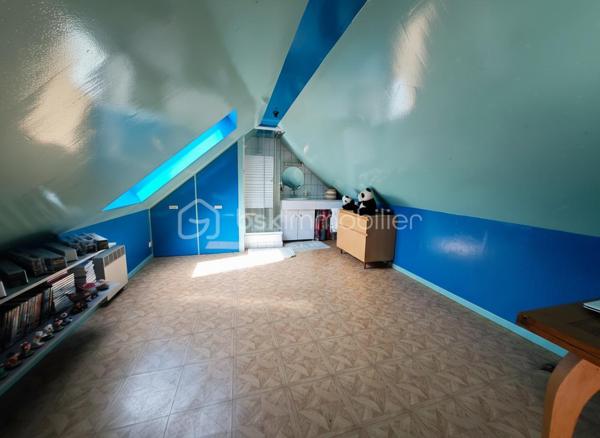 Laissez-vous séduire par cette agréable maison familiale de 110 m² Carrez (137 m² au sol), parfaitement entretenue, offrant de beaux volumes et une atmosphère chaleureuse, le tout sur une parcelle de 348 m².

Dès l’entrée, vous découvrirez un espace de vie lumineux et convivial comprenant un salon / salle à manger ouvert sur une belle terrasse de 30 m² équipée d’un store banne motorisé, idéale pour profiter des beaux jours en famille ou entre amis. La cuisine équipée et aménagée, fonctionnelle et moderne, complète parfaitement cet espace de vie. Un bureau ainsi qu’un WC séparé viennent compléter le rez-de-chaussée.

À l’étage, l’espace nuit propose 2 belles chambres, un dressing, une chambre enfant et une salle de bain pensée pour le confort de toute la famille.

Le dernier niveau accueille une grande pièce avec salle de douche, offrant de multiples possibilités : suite parentale, espace adolescent, salle de jeux ou télétravail au calme.

Le sous-sol total constitue un véritable atout avec garage, atelier et pièce de stockage, parfait pour les bricoleurs ou pour bénéficier d’importants espaces de rangement.

Les prestations assurent confort et sérénité au quotidien : chaudière gaz de ville, fenêtres PVC double vitrage, volets électriques et DPE classé D.

À proximité des commodités, l’école se situe à seulement 600 m et le collège à 800 m, un emplacement idéal pour une vie de famille sereine au quotidien. Une maison où il fait bon vivre, idéale pour une famille à la recherche d’espace, de confort et de praticité.