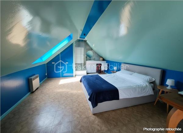 Laissez-vous séduire par cette agréable maison familiale de 110 m² Carrez (137 m² au sol), parfaitement entretenue, offrant de beaux volumes et une atmosphère chaleureuse, le tout sur une parcelle de 348 m².

Dès l’entrée, vous découvrirez un espace de vie lumineux et convivial comprenant un salon / salle à manger ouvert sur une belle terrasse de 30 m² équipée d’un store banne motorisé, idéale pour profiter des beaux jours en famille ou entre amis. La cuisine équipée et aménagée, fonctionnelle et moderne, complète parfaitement cet espace de vie. Un bureau ainsi qu’un WC séparé viennent compléter le rez-de-chaussée.

À l’étage, l’espace nuit propose 2 belles chambres, un dressing, une chambre enfant et une salle de bain pensée pour le confort de toute la famille.

Le dernier niveau accueille une grande pièce avec salle de douche, offrant de multiples possibilités : suite parentale, espace adolescent, salle de jeux ou télétravail au calme.

Le sous-sol total constitue un véritable atout avec garage, atelier et pièce de stockage, parfait pour les bricoleurs ou pour bénéficier d’importants espaces de rangement.

Les prestations assurent confort et sérénité au quotidien : chaudière gaz de ville, fenêtres PVC double vitrage, volets électriques et DPE classé D.

À proximité des commodités, l’école se situe à seulement 600 m et le collège à 800 m, un emplacement idéal pour une vie de famille sereine au quotidien. Une maison où il fait bon vivre, idéale pour une famille à la recherche d’espace, de confort et de praticité.