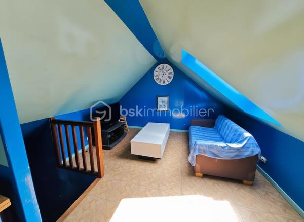 Laissez-vous séduire par cette agréable maison familiale de 110 m² Carrez (137 m² au sol), parfaitement entretenue, offrant de beaux volumes et une atmosphère chaleureuse, le tout sur une parcelle de 348 m².

Dès l’entrée, vous découvrirez un espace de vie lumineux et convivial comprenant un salon / salle à manger ouvert sur une belle terrasse de 30 m² équipée d’un store banne motorisé, idéale pour profiter des beaux jours en famille ou entre amis. La cuisine équipée et aménagée, fonctionnelle et moderne, complète parfaitement cet espace de vie. Un bureau ainsi qu’un WC séparé viennent compléter le rez-de-chaussée.

À l’étage, l’espace nuit propose 2 belles chambres, un dressing, une chambre enfant et une salle de bain pensée pour le confort de toute la famille.

Le dernier niveau accueille une grande pièce avec salle de douche, offrant de multiples possibilités : suite parentale, espace adolescent, salle de jeux ou télétravail au calme.

Le sous-sol total constitue un véritable atout avec garage, atelier et pièce de stockage, parfait pour les bricoleurs ou pour bénéficier d’importants espaces de rangement.

Les prestations assurent confort et sérénité au quotidien : chaudière gaz de ville, fenêtres PVC double vitrage, volets électriques et DPE classé D.

À proximité des commodités, l’école se situe à seulement 600 m et le collège à 800 m, un emplacement idéal pour une vie de famille sereine au quotidien. Une maison où il fait bon vivre, idéale pour une famille à la recherche d’espace, de confort et de praticité.