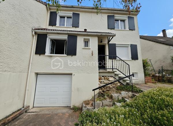 Laissez-vous séduire par cette agréable maison familiale de 110 m² Carrez (137 m² au sol), parfaitement entretenue, offrant de beaux volumes et une atmosphère chaleureuse, le tout sur une parcelle de 348 m².

Dès l’entrée, vous découvrirez un espace de vie lumineux et convivial comprenant un salon / salle à manger ouvert sur une belle terrasse de 30 m² équipée d’un store banne motorisé, idéale pour profiter des beaux jours en famille ou entre amis. La cuisine équipée et aménagée, fonctionnelle et moderne, complète parfaitement cet espace de vie. Un bureau ainsi qu’un WC séparé viennent compléter le rez-de-chaussée.

À l’étage, l’espace nuit propose 2 belles chambres, un dressing, une chambre enfant et une salle de bain pensée pour le confort de toute la famille.

Le dernier niveau accueille une grande pièce avec salle de douche, offrant de multiples possibilités : suite parentale, espace adolescent, salle de jeux ou télétravail au calme.

Le sous-sol total constitue un véritable atout avec garage, atelier et pièce de stockage, parfait pour les bricoleurs ou pour bénéficier d’importants espaces de rangement.

Les prestations assurent confort et sérénité au quotidien : chaudière gaz de ville, fenêtres PVC double vitrage, volets électriques et DPE classé D.

À proximité des commodités, l’école se situe à seulement 600 m et le collège à 800 m, un emplacement idéal pour une vie de famille sereine au quotidien. Une maison où il fait bon vivre, idéale pour une famille à la recherche d’espace, de confort et de praticité.
