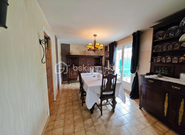 Laissez-vous séduire par cette agréable maison familiale de 110 m² Carrez (137 m² au sol), parfaitement entretenue, offrant de beaux volumes et une atmosphère chaleureuse, le tout sur une parcelle de 348 m².

Dès l’entrée, vous découvrirez un espace de vie lumineux et convivial comprenant un salon / salle à manger ouvert sur une belle terrasse de 30 m² équipée d’un store banne motorisé, idéale pour profiter des beaux jours en famille ou entre amis. La cuisine équipée et aménagée, fonctionnelle et moderne, complète parfaitement cet espace de vie. Un bureau ainsi qu’un WC séparé viennent compléter le rez-de-chaussée.

À l’étage, l’espace nuit propose 2 belles chambres, un dressing, une chambre enfant et une salle de bain pensée pour le confort de toute la famille.

Le dernier niveau accueille une grande pièce avec salle de douche, offrant de multiples possibilités : suite parentale, espace adolescent, salle de jeux ou télétravail au calme.

Le sous-sol total constitue un véritable atout avec garage, atelier et pièce de stockage, parfait pour les bricoleurs ou pour bénéficier d’importants espaces de rangement.

Les prestations assurent confort et sérénité au quotidien : chaudière gaz de ville, fenêtres PVC double vitrage, volets électriques et DPE classé D.

À proximité des commodités, l’école se situe à seulement 600 m et le collège à 800 m, un emplacement idéal pour une vie de famille sereine au quotidien. Une maison où il fait bon vivre, idéale pour une famille à la recherche d’espace, de confort et de praticité.