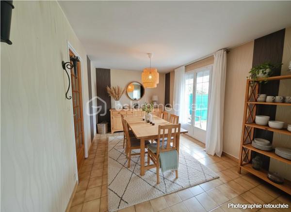 Laissez-vous séduire par cette agréable maison familiale de 110 m² Carrez (137 m² au sol), parfaitement entretenue, offrant de beaux volumes et une atmosphère chaleureuse, le tout sur une parcelle de 348 m².

Dès l’entrée, vous découvrirez un espace de vie lumineux et convivial comprenant un salon / salle à manger ouvert sur une belle terrasse de 30 m² équipée d’un store banne motorisé, idéale pour profiter des beaux jours en famille ou entre amis. La cuisine équipée et aménagée, fonctionnelle et moderne, complète parfaitement cet espace de vie. Un bureau ainsi qu’un WC séparé viennent compléter le rez-de-chaussée.

À l’étage, l’espace nuit propose 2 belles chambres, un dressing, une chambre enfant et une salle de bain pensée pour le confort de toute la famille.

Le dernier niveau accueille une grande pièce avec salle de douche, offrant de multiples possibilités : suite parentale, espace adolescent, salle de jeux ou télétravail au calme.

Le sous-sol total constitue un véritable atout avec garage, atelier et pièce de stockage, parfait pour les bricoleurs ou pour bénéficier d’importants espaces de rangement.

Les prestations assurent confort et sérénité au quotidien : chaudière gaz de ville, fenêtres PVC double vitrage, volets électriques et DPE classé D.

À proximité des commodités, l’école se situe à seulement 600 m et le collège à 800 m, un emplacement idéal pour une vie de famille sereine au quotidien. Une maison où il fait bon vivre, idéale pour une famille à la recherche d’espace, de confort et de praticité.