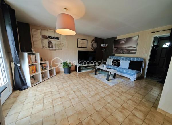 Laissez-vous séduire par cette agréable maison familiale de 110 m² Carrez (137 m² au sol), parfaitement entretenue, offrant de beaux volumes et une atmosphère chaleureuse, le tout sur une parcelle de 348 m².

Dès l’entrée, vous découvrirez un espace de vie lumineux et convivial comprenant un salon / salle à manger ouvert sur une belle terrasse de 30 m² équipée d’un store banne motorisé, idéale pour profiter des beaux jours en famille ou entre amis. La cuisine équipée et aménagée, fonctionnelle et moderne, complète parfaitement cet espace de vie. Un bureau ainsi qu’un WC séparé viennent compléter le rez-de-chaussée.

À l’étage, l’espace nuit propose 2 belles chambres, un dressing, une chambre enfant et une salle de bain pensée pour le confort de toute la famille.

Le dernier niveau accueille une grande pièce avec salle de douche, offrant de multiples possibilités : suite parentale, espace adolescent, salle de jeux ou télétravail au calme.

Le sous-sol total constitue un véritable atout avec garage, atelier et pièce de stockage, parfait pour les bricoleurs ou pour bénéficier d’importants espaces de rangement.

Les prestations assurent confort et sérénité au quotidien : chaudière gaz de ville, fenêtres PVC double vitrage, volets électriques et DPE classé D.

À proximité des commodités, l’école se situe à seulement 600 m et le collège à 800 m, un emplacement idéal pour une vie de famille sereine au quotidien. Une maison où il fait bon vivre, idéale pour une famille à la recherche d’espace, de confort et de praticité.