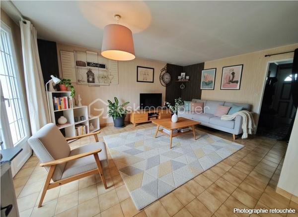 Laissez-vous séduire par cette agréable maison familiale de 110 m² Carrez (137 m² au sol), parfaitement entretenue, offrant de beaux volumes et une atmosphère chaleureuse, le tout sur une parcelle de 348 m².

Dès l’entrée, vous découvrirez un espace de vie lumineux et convivial comprenant un salon / salle à manger ouvert sur une belle terrasse de 30 m² équipée d’un store banne motorisé, idéale pour profiter des beaux jours en famille ou entre amis. La cuisine équipée et aménagée, fonctionnelle et moderne, complète parfaitement cet espace de vie. Un bureau ainsi qu’un WC séparé viennent compléter le rez-de-chaussée.

À l’étage, l’espace nuit propose 2 belles chambres, un dressing, une chambre enfant et une salle de bain pensée pour le confort de toute la famille.

Le dernier niveau accueille une grande pièce avec salle de douche, offrant de multiples possibilités : suite parentale, espace adolescent, salle de jeux ou télétravail au calme.

Le sous-sol total constitue un véritable atout avec garage, atelier et pièce de stockage, parfait pour les bricoleurs ou pour bénéficier d’importants espaces de rangement.

Les prestations assurent confort et sérénité au quotidien : chaudière gaz de ville, fenêtres PVC double vitrage, volets électriques et DPE classé D.

À proximité des commodités, l’école se situe à seulement 600 m et le collège à 800 m, un emplacement idéal pour une vie de famille sereine au quotidien. Une maison où il fait bon vivre, idéale pour une famille à la recherche d’espace, de confort et de praticité.