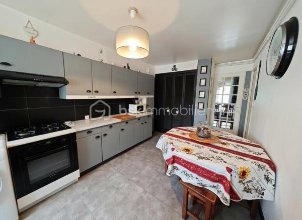 Laissez-vous séduire par cette agréable maison familiale de 110 m² Carrez (137 m² au sol), parfaitement entretenue, offrant de beaux volumes et une atmosphère chaleureuse, le tout sur une parcelle de 348 m².

Dès l’entrée, vous découvrirez un espace de vie lumineux et convivial comprenant un salon / salle à manger ouvert sur une belle terrasse de 30 m² équipée d’un store banne motorisé, idéale pour profiter des beaux jours en famille ou entre amis. La cuisine équipée et aménagée, fonctionnelle et moderne, complète parfaitement cet espace de vie. Un bureau ainsi qu’un WC séparé viennent compléter le rez-de-chaussée.

À l’étage, l’espace nuit propose 2 belles chambres, un dressing, une chambre enfant et une salle de bain pensée pour le confort de toute la famille.

Le dernier niveau accueille une grande pièce avec salle de douche, offrant de multiples possibilités : suite parentale, espace adolescent, salle de jeux ou télétravail au calme.

Le sous-sol total constitue un véritable atout avec garage, atelier et pièce de stockage, parfait pour les bricoleurs ou pour bénéficier d’importants espaces de rangement.

Les prestations assurent confort et sérénité au quotidien : chaudière gaz de ville, fenêtres PVC double vitrage, volets électriques et DPE classé D.

À proximité des commodités, l’école se situe à seulement 600 m et le collège à 800 m, un emplacement idéal pour une vie de famille sereine au quotidien. Une maison où il fait bon vivre, idéale pour une famille à la recherche d’espace, de confort et de praticité.