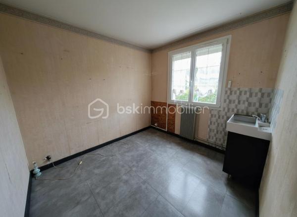Laissez-vous séduire par cette agréable maison familiale de 110 m² Carrez (137 m² au sol), parfaitement entretenue, offrant de beaux volumes et une atmosphère chaleureuse, le tout sur une parcelle de 348 m².

Dès l’entrée, vous découvrirez un espace de vie lumineux et convivial comprenant un salon / salle à manger ouvert sur une belle terrasse de 30 m² équipée d’un store banne motorisé, idéale pour profiter des beaux jours en famille ou entre amis. La cuisine équipée et aménagée, fonctionnelle et moderne, complète parfaitement cet espace de vie. Un bureau ainsi qu’un WC séparé viennent compléter le rez-de-chaussée.

À l’étage, l’espace nuit propose 2 belles chambres, un dressing, une chambre enfant et une salle de bain pensée pour le confort de toute la famille.

Le dernier niveau accueille une grande pièce avec salle de douche, offrant de multiples possibilités : suite parentale, espace adolescent, salle de jeux ou télétravail au calme.

Le sous-sol total constitue un véritable atout avec garage, atelier et pièce de stockage, parfait pour les bricoleurs ou pour bénéficier d’importants espaces de rangement.

Les prestations assurent confort et sérénité au quotidien : chaudière gaz de ville, fenêtres PVC double vitrage, volets électriques et DPE classé D.

À proximité des commodités, l’école se situe à seulement 600 m et le collège à 800 m, un emplacement idéal pour une vie de famille sereine au quotidien. Une maison où il fait bon vivre, idéale pour une famille à la recherche d’espace, de confort et de praticité.