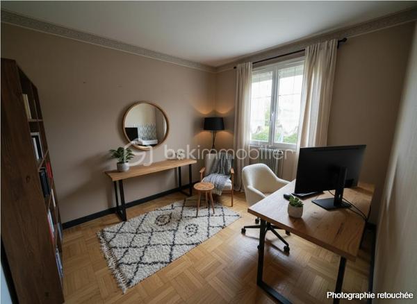 Laissez-vous séduire par cette agréable maison familiale de 110 m² Carrez (137 m² au sol), parfaitement entretenue, offrant de beaux volumes et une atmosphère chaleureuse, le tout sur une parcelle de 348 m².

Dès l’entrée, vous découvrirez un espace de vie lumineux et convivial comprenant un salon / salle à manger ouvert sur une belle terrasse de 30 m² équipée d’un store banne motorisé, idéale pour profiter des beaux jours en famille ou entre amis. La cuisine équipée et aménagée, fonctionnelle et moderne, complète parfaitement cet espace de vie. Un bureau ainsi qu’un WC séparé viennent compléter le rez-de-chaussée.

À l’étage, l’espace nuit propose 2 belles chambres, un dressing, une chambre enfant et une salle de bain pensée pour le confort de toute la famille.

Le dernier niveau accueille une grande pièce avec salle de douche, offrant de multiples possibilités : suite parentale, espace adolescent, salle de jeux ou télétravail au calme.

Le sous-sol total constitue un véritable atout avec garage, atelier et pièce de stockage, parfait pour les bricoleurs ou pour bénéficier d’importants espaces de rangement.

Les prestations assurent confort et sérénité au quotidien : chaudière gaz de ville, fenêtres PVC double vitrage, volets électriques et DPE classé D.

À proximité des commodités, l’école se situe à seulement 600 m et le collège à 800 m, un emplacement idéal pour une vie de famille sereine au quotidien. Une maison où il fait bon vivre, idéale pour une famille à la recherche d’espace, de confort et de praticité.