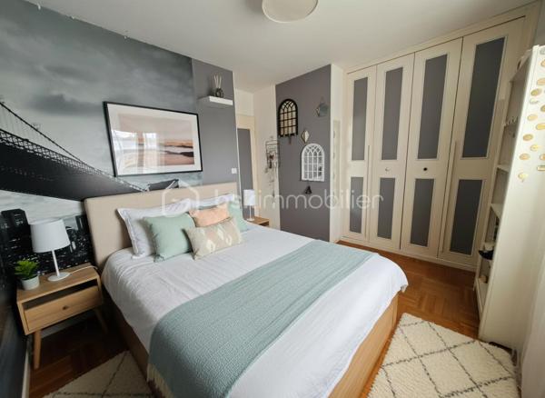 Laissez-vous séduire par cette agréable maison familiale de 110 m² Carrez (137 m² au sol), parfaitement entretenue, offrant de beaux volumes et une atmosphère chaleureuse, le tout sur une parcelle de 348 m².

Dès l’entrée, vous découvrirez un espace de vie lumineux et convivial comprenant un salon / salle à manger ouvert sur une belle terrasse de 30 m² équipée d’un store banne motorisé, idéale pour profiter des beaux jours en famille ou entre amis. La cuisine équipée et aménagée, fonctionnelle et moderne, complète parfaitement cet espace de vie. Un bureau ainsi qu’un WC séparé viennent compléter le rez-de-chaussée.

À l’étage, l’espace nuit propose 2 belles chambres, un dressing, une chambre enfant et une salle de bain pensée pour le confort de toute la famille.

Le dernier niveau accueille une grande pièce avec salle de douche, offrant de multiples possibilités : suite parentale, espace adolescent, salle de jeux ou télétravail au calme.

Le sous-sol total constitue un véritable atout avec garage, atelier et pièce de stockage, parfait pour les bricoleurs ou pour bénéficier d’importants espaces de rangement.

Les prestations assurent confort et sérénité au quotidien : chaudière gaz de ville, fenêtres PVC double vitrage, volets électriques et DPE classé D.

À proximité des commodités, l’école se situe à seulement 600 m et le collège à 800 m, un emplacement idéal pour une vie de famille sereine au quotidien. Une maison où il fait bon vivre, idéale pour une famille à la recherche d’espace, de confort et de praticité.