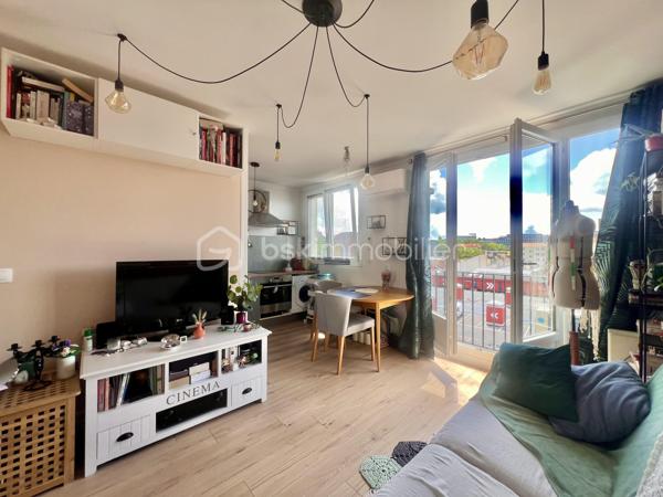T2 de 35,5 m2 - 4ème étage - RUE DES ROSIERS - SAINT-OUEN

T2 LUMINEUX ; exposition Sud-Ouest, au calme sur cour, de 35,56 m2 carrez au 4ème et dernier étage sans ascenseur d'une petite copropriété années 60 très bien entretenue et sécurisée.
Une entrée avec rangements de 2,1 m2 environ dessert un salon avec cuisine ouverte aménagée et équipée de 18,5 m2.
Chambre (exposition Sud-Ouest) de 11 m2 avec grands rangements toute hauteur.
Salle de bain de 2,5 m2 environ ; toilettes séparées. Climatisation. Chauffage au sol collectif compris dans les charges.

Aucune procédure en AG, toit terrasse refait en 2025

Quartier dynamique des Puces de Saint-Ouen, au pied de tous les commerces
Métro ligne 4 station "Porte de Clignancourt" à 6 minutes à pied et métro ligne 13 et 14 à 10 minutes à pied, bus 85
DPE E, futur D, car "ravalement et agrandissement des balcons" voté et à la charge du propriétaire actuel.

Pour davantage d'informations, photos/vidéos ou pour programmer une visite ensemble 7j/7, n'hésitez pas à me contacter : 0630602593