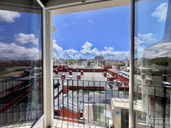 T2 de 35,5 m2 - 4ème étage - RUE DES ROSIERS - SAINT-OUEN

T2 LUMINEUX ; exposition Sud-Ouest, au calme sur cour, de 35,56 m2 carrez au 4ème et dernier étage sans ascenseur d'une petite copropriété années 60 très bien entretenue et sécurisée.
Une entrée avec rangements de 2,1 m2 environ dessert un salon avec cuisine ouverte aménagée et équipée de 18,5 m2.
Chambre (exposition Sud-Ouest) de 11 m2 avec grands rangements toute hauteur.
Salle de bain de 2,5 m2 environ ; toilettes séparées. Climatisation. Chauffage au sol collectif compris dans les charges.

Aucune procédure en AG, toit terrasse refait en 2025

Quartier dynamique des Puces de Saint-Ouen, au pied de tous les commerces
Métro ligne 4 station "Porte de Clignancourt" à 6 minutes à pied et métro ligne 13 et 14 à 10 minutes à pied, bus 85
DPE E, futur D, car "ravalement et agrandissement des balcons" voté et à la charge du propriétaire actuel.

Pour davantage d'informations, photos/vidéos ou pour programmer une visite ensemble 7j/7, n'hésitez pas à me contacter : 0630602593