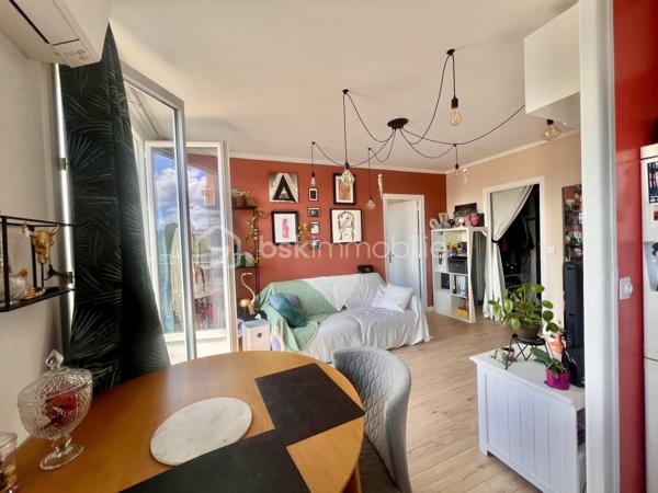 T2 de 35,5 m2 - 4ème étage - RUE DES ROSIERS - SAINT-OUEN

T2 LUMINEUX ; exposition Sud-Ouest, au calme sur cour, de 35,56 m2 carrez au 4ème et dernier étage sans ascenseur d'une petite copropriété années 60 très bien entretenue et sécurisée.
Une entrée avec rangements de 2,1 m2 environ dessert un salon avec cuisine ouverte aménagée et équipée de 18,5 m2.
Chambre (exposition Sud-Ouest) de 11 m2 avec grands rangements toute hauteur.
Salle de bain de 2,5 m2 environ ; toilettes séparées. Climatisation. Chauffage au sol collectif compris dans les charges.

Aucune procédure en AG, toit terrasse refait en 2025

Quartier dynamique des Puces de Saint-Ouen, au pied de tous les commerces
Métro ligne 4 station "Porte de Clignancourt" à 6 minutes à pied et métro ligne 13 et 14 à 10 minutes à pied, bus 85
DPE E, futur D, car "ravalement et agrandissement des balcons" voté et à la charge du propriétaire actuel.

Pour davantage d'informations, photos/vidéos ou pour programmer une visite ensemble 7j/7, n'hésitez pas à me contacter : 0630602593