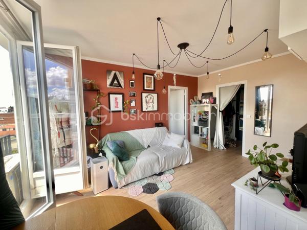 T2 de 35,5 m2 - 4ème étage - RUE DES ROSIERS - SAINT-OUEN

T2 LUMINEUX ; exposition Sud-Ouest, au calme sur cour, de 35,56 m2 carrez au 4ème et dernier étage sans ascenseur d'une petite copropriété années 60 très bien entretenue et sécurisée.
Une entrée avec rangements de 2,1 m2 environ dessert un salon avec cuisine ouverte aménagée et équipée de 18,5 m2.
Chambre (exposition Sud-Ouest) de 11 m2 avec grands rangements toute hauteur.
Salle de bain de 2,5 m2 environ ; toilettes séparées. Climatisation. Chauffage au sol collectif compris dans les charges.

Aucune procédure en AG, toit terrasse refait en 2025

Quartier dynamique des Puces de Saint-Ouen, au pied de tous les commerces
Métro ligne 4 station "Porte de Clignancourt" à 6 minutes à pied et métro ligne 13 et 14 à 10 minutes à pied, bus 85
DPE E, futur D, car "ravalement et agrandissement des balcons" voté et à la charge du propriétaire actuel.

Pour davantage d'informations, photos/vidéos ou pour programmer une visite ensemble 7j/7, n'hésitez pas à me contacter : 0630602593