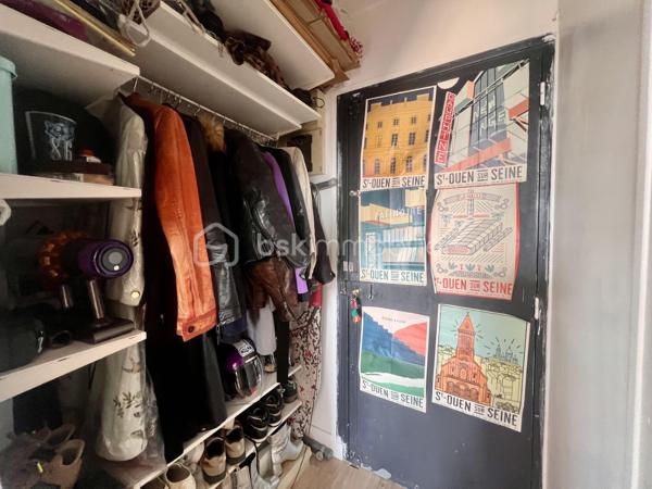 T2 de 35,5 m2 - 4ème étage - RUE DES ROSIERS - SAINT-OUEN

T2 LUMINEUX ; exposition Sud-Ouest, au calme sur cour, de 35,56 m2 carrez au 4ème et dernier étage sans ascenseur d'une petite copropriété années 60 très bien entretenue et sécurisée.
Une entrée avec rangements de 2,1 m2 environ dessert un salon avec cuisine ouverte aménagée et équipée de 18,5 m2.
Chambre (exposition Sud-Ouest) de 11 m2 avec grands rangements toute hauteur.
Salle de bain de 2,5 m2 environ ; toilettes séparées. Climatisation. Chauffage au sol collectif compris dans les charges.

Aucune procédure en AG, toit terrasse refait en 2025

Quartier dynamique des Puces de Saint-Ouen, au pied de tous les commerces
Métro ligne 4 station "Porte de Clignancourt" à 6 minutes à pied et métro ligne 13 et 14 à 10 minutes à pied, bus 85
DPE E, futur D, car "ravalement et agrandissement des balcons" voté et à la charge du propriétaire actuel.

Pour davantage d'informations, photos/vidéos ou pour programmer une visite ensemble 7j/7, n'hésitez pas à me contacter : 0630602593