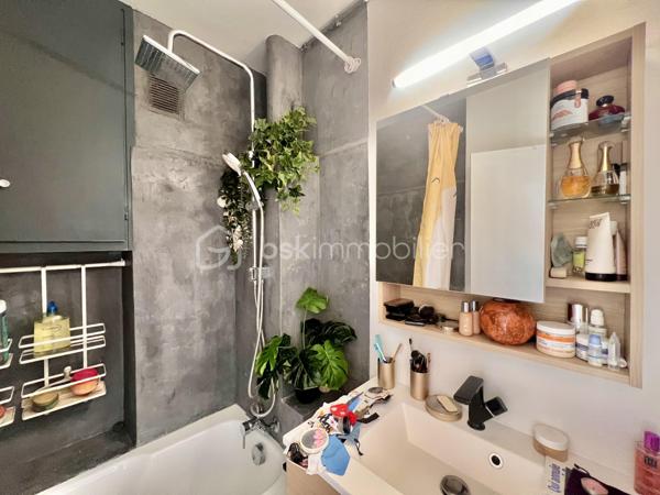 T2 de 35,5 m2 - 4ème étage - RUE DES ROSIERS - SAINT-OUEN

T2 LUMINEUX ; exposition Sud-Ouest, au calme sur cour, de 35,56 m2 carrez au 4ème et dernier étage sans ascenseur d'une petite copropriété années 60 très bien entretenue et sécurisée.
Une entrée avec rangements de 2,1 m2 environ dessert un salon avec cuisine ouverte aménagée et équipée de 18,5 m2.
Chambre (exposition Sud-Ouest) de 11 m2 avec grands rangements toute hauteur.
Salle de bain de 2,5 m2 environ ; toilettes séparées. Climatisation. Chauffage au sol collectif compris dans les charges.

Aucune procédure en AG, toit terrasse refait en 2025

Quartier dynamique des Puces de Saint-Ouen, au pied de tous les commerces
Métro ligne 4 station "Porte de Clignancourt" à 6 minutes à pied et métro ligne 13 et 14 à 10 minutes à pied, bus 85
DPE E, futur D, car "ravalement et agrandissement des balcons" voté et à la charge du propriétaire actuel.

Pour davantage d'informations, photos/vidéos ou pour programmer une visite ensemble 7j/7, n'hésitez pas à me contacter : 0630602593