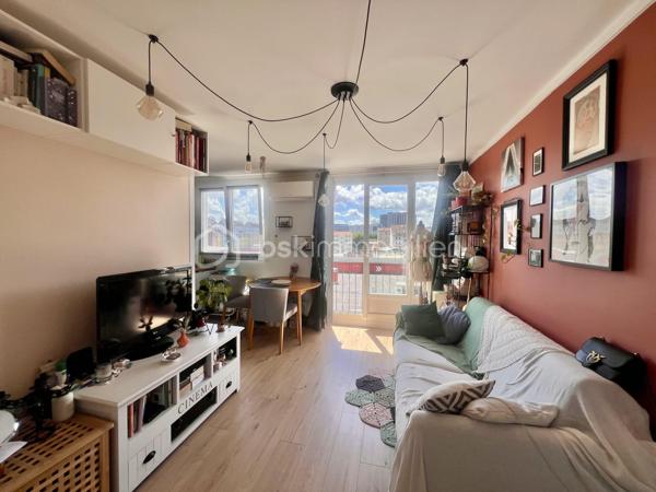 T2 de 35,5 m2 - 4ème étage - RUE DES ROSIERS - SAINT-OUEN

T2 LUMINEUX ; exposition Sud-Ouest, au calme sur cour, de 35,56 m2 carrez au 4ème et dernier étage sans ascenseur d'une petite copropriété années 60 très bien entretenue et sécurisée.
Une entrée avec rangements de 2,1 m2 environ dessert un salon avec cuisine ouverte aménagée et équipée de 18,5 m2.
Chambre (exposition Sud-Ouest) de 11 m2 avec grands rangements toute hauteur.
Salle de bain de 2,5 m2 environ ; toilettes séparées. Climatisation. Chauffage au sol collectif compris dans les charges.

Aucune procédure en AG, toit terrasse refait en 2025

Quartier dynamique des Puces de Saint-Ouen, au pied de tous les commerces
Métro ligne 4 station "Porte de Clignancourt" à 6 minutes à pied et métro ligne 13 et 14 à 10 minutes à pied, bus 85
DPE E, futur D, car "ravalement et agrandissement des balcons" voté et à la charge du propriétaire actuel.

Pour davantage d'informations, photos/vidéos ou pour programmer une visite ensemble 7j/7, n'hésitez pas à me contacter : 0630602593