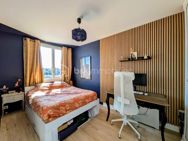 T2 de 35,5 m2 - 4ème étage - RUE DES ROSIERS - SAINT-OUEN

T2 LUMINEUX ; exposition Sud-Ouest, au calme sur cour, de 35,56 m2 carrez au 4ème et dernier étage sans ascenseur d'une petite copropriété années 60 très bien entretenue et sécurisée.
Une entrée avec rangements de 2,1 m2 environ dessert un salon avec cuisine ouverte aménagée et équipée de 18,5 m2.
Chambre (exposition Sud-Ouest) de 11 m2 avec grands rangements toute hauteur.
Salle de bain de 2,5 m2 environ ; toilettes séparées. Climatisation. Chauffage au sol collectif compris dans les charges.

Aucune procédure en AG, toit terrasse refait en 2025

Quartier dynamique des Puces de Saint-Ouen, au pied de tous les commerces
Métro ligne 4 station "Porte de Clignancourt" à 6 minutes à pied et métro ligne 13 et 14 à 10 minutes à pied, bus 85
DPE E, futur D, car "ravalement et agrandissement des balcons" voté et à la charge du propriétaire actuel.

Pour davantage d'informations, photos/vidéos ou pour programmer une visite ensemble 7j/7, n'hésitez pas à me contacter : 0630602593