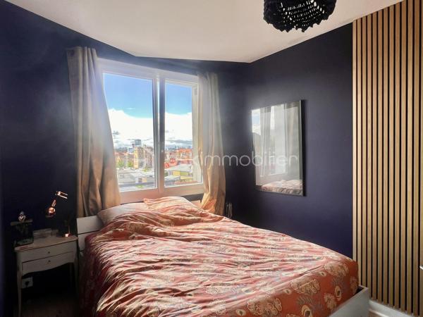 T2 de 35,5 m2 - 4ème étage - RUE DES ROSIERS - SAINT-OUEN

T2 LUMINEUX ; exposition Sud-Ouest, au calme sur cour, de 35,56 m2 carrez au 4ème et dernier étage sans ascenseur d'une petite copropriété années 60 très bien entretenue et sécurisée.
Une entrée avec rangements de 2,1 m2 environ dessert un salon avec cuisine ouverte aménagée et équipée de 18,5 m2.
Chambre (exposition Sud-Ouest) de 11 m2 avec grands rangements toute hauteur.
Salle de bain de 2,5 m2 environ ; toilettes séparées. Climatisation. Chauffage au sol collectif compris dans les charges.

Aucune procédure en AG, toit terrasse refait en 2025

Quartier dynamique des Puces de Saint-Ouen, au pied de tous les commerces
Métro ligne 4 station "Porte de Clignancourt" à 6 minutes à pied et métro ligne 13 et 14 à 10 minutes à pied, bus 85
DPE E, futur D, car "ravalement et agrandissement des balcons" voté et à la charge du propriétaire actuel.

Pour davantage d'informations, photos/vidéos ou pour programmer une visite ensemble 7j/7, n'hésitez pas à me contacter : 0630602593