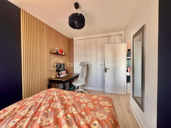 T2 de 35,5 m2 - 4ème étage - RUE DES ROSIERS - SAINT-OUEN

T2 LUMINEUX ; exposition Sud-Ouest, au calme sur cour, de 35,56 m2 carrez au 4ème et dernier étage sans ascenseur d'une petite copropriété années 60 très bien entretenue et sécurisée.
Une entrée avec rangements de 2,1 m2 environ dessert un salon avec cuisine ouverte aménagée et équipée de 18,5 m2.
Chambre (exposition Sud-Ouest) de 11 m2 avec grands rangements toute hauteur.
Salle de bain de 2,5 m2 environ ; toilettes séparées. Climatisation. Chauffage au sol collectif compris dans les charges.

Aucune procédure en AG, toit terrasse refait en 2025

Quartier dynamique des Puces de Saint-Ouen, au pied de tous les commerces
Métro ligne 4 station "Porte de Clignancourt" à 6 minutes à pied et métro ligne 13 et 14 à 10 minutes à pied, bus 85
DPE E, futur D, car "ravalement et agrandissement des balcons" voté et à la charge du propriétaire actuel.

Pour davantage d'informations, photos/vidéos ou pour programmer une visite ensemble 7j/7, n'hésitez pas à me contacter : 0630602593