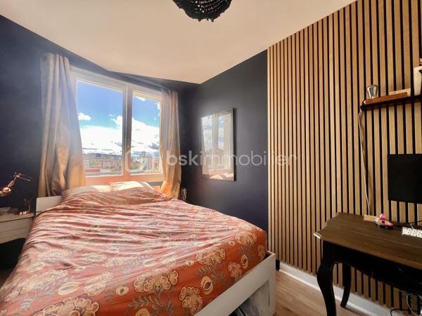 T2 de 35,5 m2 - 4ème étage - RUE DES ROSIERS - SAINT-OUEN

T2 LUMINEUX ; exposition Sud-Ouest, au calme sur cour, de 35,56 m2 carrez au 4ème et dernier étage sans ascenseur d'une petite copropriété années 60 très bien entretenue et sécurisée.
Une entrée avec rangements de 2,1 m2 environ dessert un salon avec cuisine ouverte aménagée et équipée de 18,5 m2.
Chambre (exposition Sud-Ouest) de 11 m2 avec grands rangements toute hauteur.
Salle de bain de 2,5 m2 environ ; toilettes séparées. Climatisation. Chauffage au sol collectif compris dans les charges.

Aucune procédure en AG, toit terrasse refait en 2025

Quartier dynamique des Puces de Saint-Ouen, au pied de tous les commerces
Métro ligne 4 station "Porte de Clignancourt" à 6 minutes à pied et métro ligne 13 et 14 à 10 minutes à pied, bus 85
DPE E, futur D, car "ravalement et agrandissement des balcons" voté et à la charge du propriétaire actuel.

Pour davantage d'informations, photos/vidéos ou pour programmer une visite ensemble 7j/7, n'hésitez pas à me contacter : 0630602593