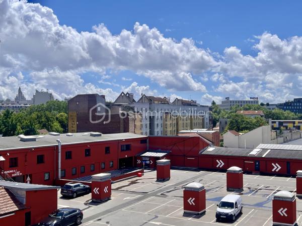 T2 de 35,5 m2 - 4ème étage - RUE DES ROSIERS - SAINT-OUEN

T2 LUMINEUX ; exposition Sud-Ouest, au calme sur cour, de 35,56 m2 carrez au 4ème et dernier étage sans ascenseur d'une petite copropriété années 60 très bien entretenue et sécurisée.
Une entrée avec rangements de 2,1 m2 environ dessert un salon avec cuisine ouverte aménagée et équipée de 18,5 m2.
Chambre (exposition Sud-Ouest) de 11 m2 avec grands rangements toute hauteur.
Salle de bain de 2,5 m2 environ ; toilettes séparées. Climatisation. Chauffage au sol collectif compris dans les charges.

Aucune procédure en AG, toit terrasse refait en 2025

Quartier dynamique des Puces de Saint-Ouen, au pied de tous les commerces
Métro ligne 4 station "Porte de Clignancourt" à 6 minutes à pied et métro ligne 13 et 14 à 10 minutes à pied, bus 85
DPE E, futur D, car "ravalement et agrandissement des balcons" voté et à la charge du propriétaire actuel.

Pour davantage d'informations, photos/vidéos ou pour programmer une visite ensemble 7j/7, n'hésitez pas à me contacter : 0630602593