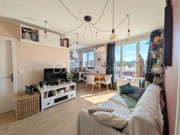 T2 de 35,5 m2 - 4ème étage - RUE DES ROSIERS - SAINT-OUEN

T2 LUMINEUX ; exposition Sud-Ouest, au calme sur cour, de 35,56 m2 carrez au 4ème et dernier étage sans ascenseur d'une petite copropriété années 60 très bien entretenue et sécurisée.
Une entrée avec rangements de 2,1 m2 environ dessert un salon avec cuisine ouverte aménagée et équipée de 18,5 m2.
Chambre (exposition Sud-Ouest) de 11 m2 avec grands rangements toute hauteur.
Salle de bain de 2,5 m2 environ ; toilettes séparées. Climatisation. Chauffage au sol collectif compris dans les charges.

Aucune procédure en AG, toit terrasse refait en 2025

Quartier dynamique des Puces de Saint-Ouen, au pied de tous les commerces
Métro ligne 4 station "Porte de Clignancourt" à 6 minutes à pied et métro ligne 13 et 14 à 10 minutes à pied, bus 85
DPE E, futur D, car "ravalement et agrandissement des balcons" voté et à la charge du propriétaire actuel.

Pour davantage d'informations, photos/vidéos ou pour programmer une visite ensemble 7j/7, n'hésitez pas à me contacter : 0630602593