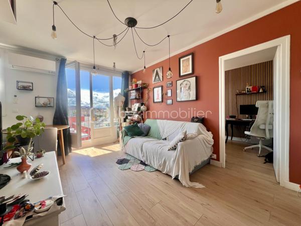 T2 de 35,5 m2 - 4ème étage - RUE DES ROSIERS - SAINT-OUEN

T2 LUMINEUX ; exposition Sud-Ouest, au calme sur cour, de 35,56 m2 carrez au 4ème et dernier étage sans ascenseur d'une petite copropriété années 60 très bien entretenue et sécurisée.
Une entrée avec rangements de 2,1 m2 environ dessert un salon avec cuisine ouverte aménagée et équipée de 18,5 m2.
Chambre (exposition Sud-Ouest) de 11 m2 avec grands rangements toute hauteur.
Salle de bain de 2,5 m2 environ ; toilettes séparées. Climatisation. Chauffage au sol collectif compris dans les charges.

Aucune procédure en AG, toit terrasse refait en 2025

Quartier dynamique des Puces de Saint-Ouen, au pied de tous les commerces
Métro ligne 4 station "Porte de Clignancourt" à 6 minutes à pied et métro ligne 13 et 14 à 10 minutes à pied, bus 85
DPE E, futur D, car "ravalement et agrandissement des balcons" voté et à la charge du propriétaire actuel.

Pour davantage d'informations, photos/vidéos ou pour programmer une visite ensemble 7j/7, n'hésitez pas à me contacter : 0630602593