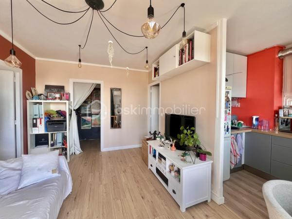 T2 de 35,5 m2 - 4ème étage - RUE DES ROSIERS - SAINT-OUEN

T2 LUMINEUX ; exposition Sud-Ouest, au calme sur cour, de 35,56 m2 carrez au 4ème et dernier étage sans ascenseur d'une petite copropriété années 60 très bien entretenue et sécurisée.
Une entrée avec rangements de 2,1 m2 environ dessert un salon avec cuisine ouverte aménagée et équipée de 18,5 m2.
Chambre (exposition Sud-Ouest) de 11 m2 avec grands rangements toute hauteur.
Salle de bain de 2,5 m2 environ ; toilettes séparées. Climatisation. Chauffage au sol collectif compris dans les charges.

Aucune procédure en AG, toit terrasse refait en 2025

Quartier dynamique des Puces de Saint-Ouen, au pied de tous les commerces
Métro ligne 4 station "Porte de Clignancourt" à 6 minutes à pied et métro ligne 13 et 14 à 10 minutes à pied, bus 85
DPE E, futur D, car "ravalement et agrandissement des balcons" voté et à la charge du propriétaire actuel.

Pour davantage d'informations, photos/vidéos ou pour programmer une visite ensemble 7j/7, n'hésitez pas à me contacter : 0630602593