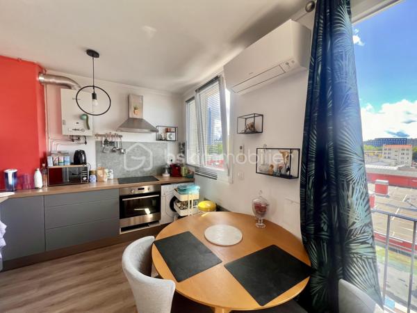 T2 de 35,5 m2 - 4ème étage - RUE DES ROSIERS - SAINT-OUEN

T2 LUMINEUX ; exposition Sud-Ouest, au calme sur cour, de 35,56 m2 carrez au 4ème et dernier étage sans ascenseur d'une petite copropriété années 60 très bien entretenue et sécurisée.
Une entrée avec rangements de 2,1 m2 environ dessert un salon avec cuisine ouverte aménagée et équipée de 18,5 m2.
Chambre (exposition Sud-Ouest) de 11 m2 avec grands rangements toute hauteur.
Salle de bain de 2,5 m2 environ ; toilettes séparées. Climatisation. Chauffage au sol collectif compris dans les charges.

Aucune procédure en AG, toit terrasse refait en 2025

Quartier dynamique des Puces de Saint-Ouen, au pied de tous les commerces
Métro ligne 4 station "Porte de Clignancourt" à 6 minutes à pied et métro ligne 13 et 14 à 10 minutes à pied, bus 85
DPE E, futur D, car "ravalement et agrandissement des balcons" voté et à la charge du propriétaire actuel.

Pour davantage d'informations, photos/vidéos ou pour programmer une visite ensemble 7j/7, n'hésitez pas à me contacter : 0630602593