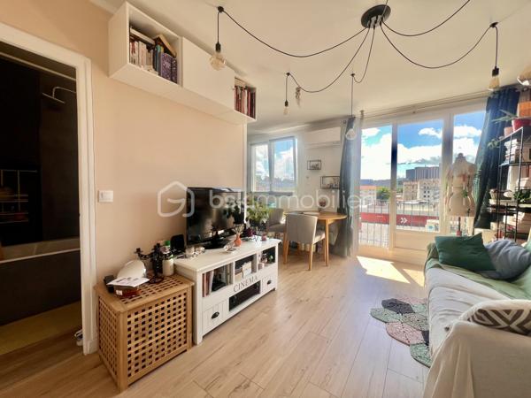 T2 de 35,5 m2 - 4ème étage - RUE DES ROSIERS - SAINT-OUEN

T2 LUMINEUX ; exposition Sud-Ouest, au calme sur cour, de 35,56 m2 carrez au 4ème et dernier étage sans ascenseur d'une petite copropriété années 60 très bien entretenue et sécurisée.
Une entrée avec rangements de 2,1 m2 environ dessert un salon avec cuisine ouverte aménagée et équipée de 18,5 m2.
Chambre (exposition Sud-Ouest) de 11 m2 avec grands rangements toute hauteur.
Salle de bain de 2,5 m2 environ ; toilettes séparées. Climatisation. Chauffage au sol collectif compris dans les charges.

Aucune procédure en AG, toit terrasse refait en 2025

Quartier dynamique des Puces de Saint-Ouen, au pied de tous les commerces
Métro ligne 4 station "Porte de Clignancourt" à 6 minutes à pied et métro ligne 13 et 14 à 10 minutes à pied, bus 85
DPE E, futur D, car "ravalement et agrandissement des balcons" voté et à la charge du propriétaire actuel.

Pour davantage d'informations, photos/vidéos ou pour programmer une visite ensemble 7j/7, n'hésitez pas à me contacter : 0630602593